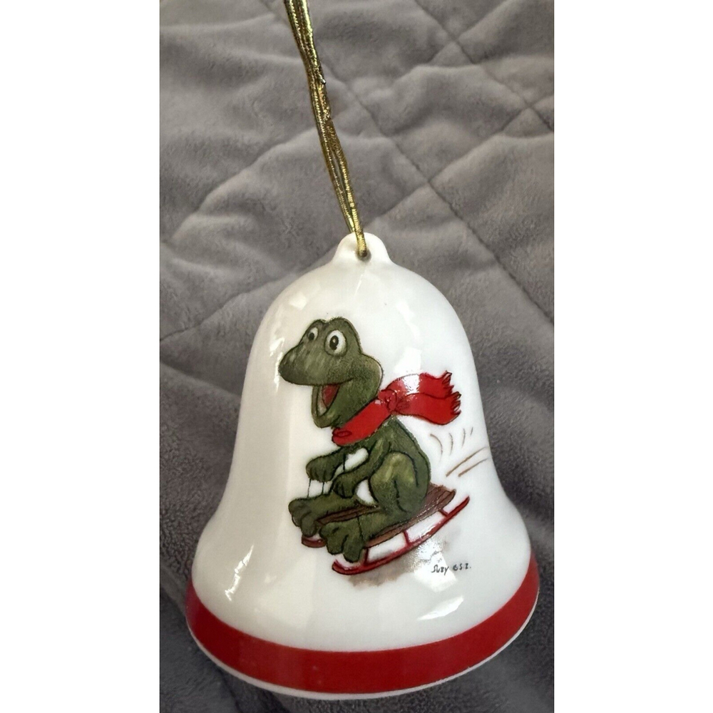 Vintage 1976 Enesco Bell Frog Sledding Suzy’s Zoo Winter Holiday Christmas Ornam
